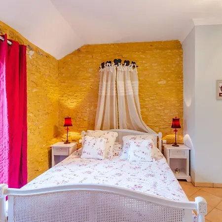 La Noyeraie - D'hotes Bed & Breakfast 3*